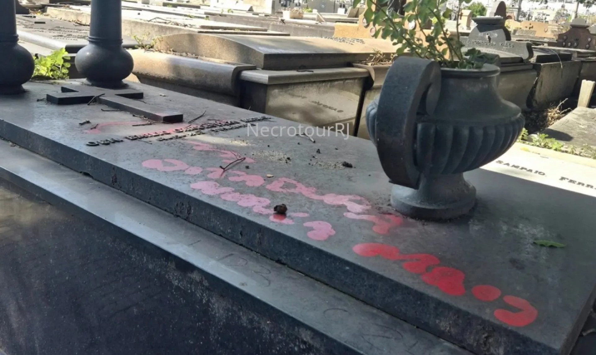 Túmulo do ex-presidente Médici foi vandalizado - Reprodução / Necrotour RJ