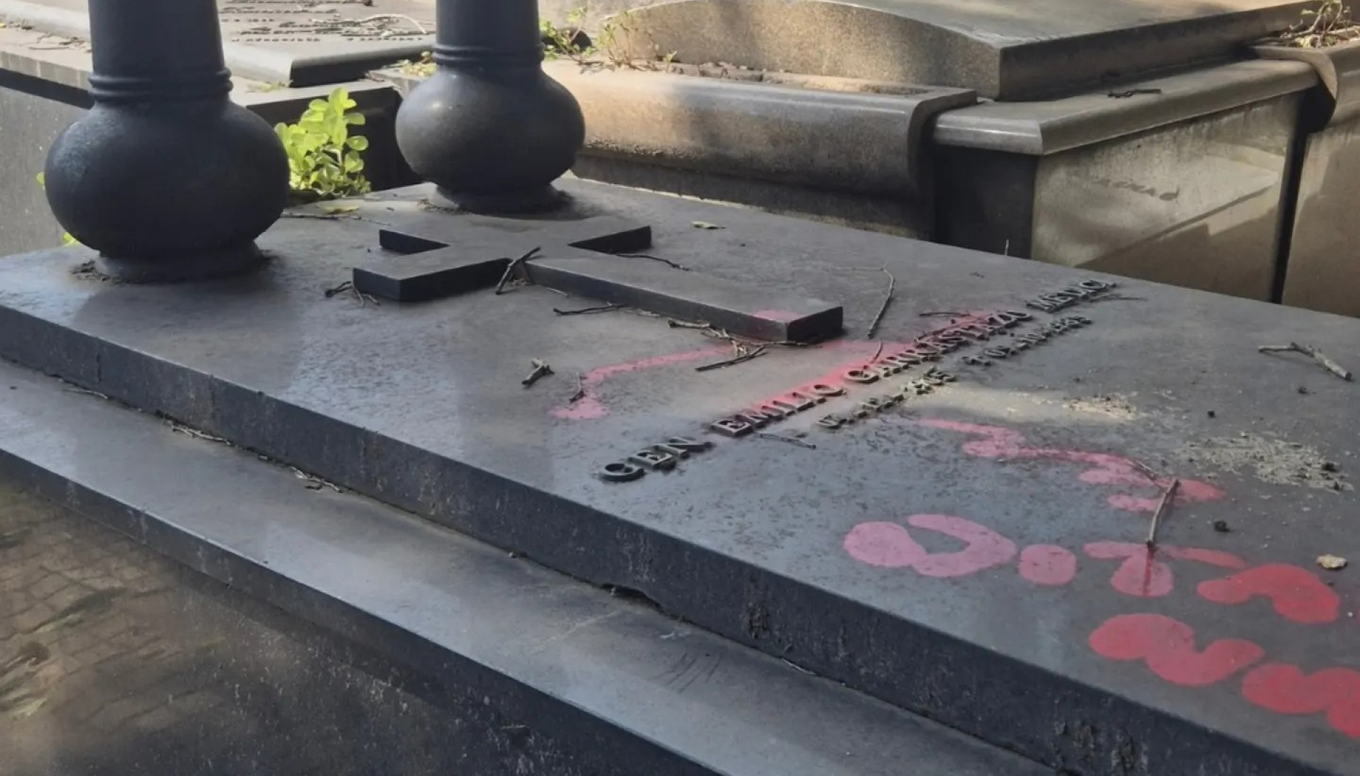 Túmulo do ex-presidente Médici foi vandalizado - Reprodução / Necrotour RJ