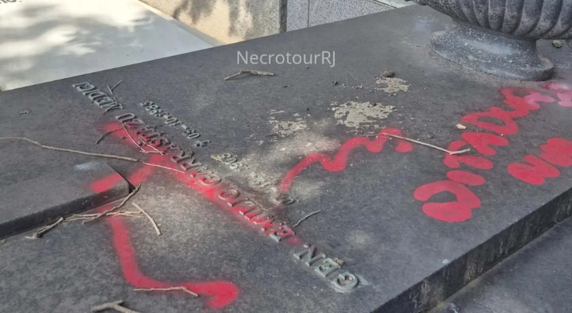 Túmulo do ex-presidente Médici foi vandalizado - Reprodução / Necrotour RJ