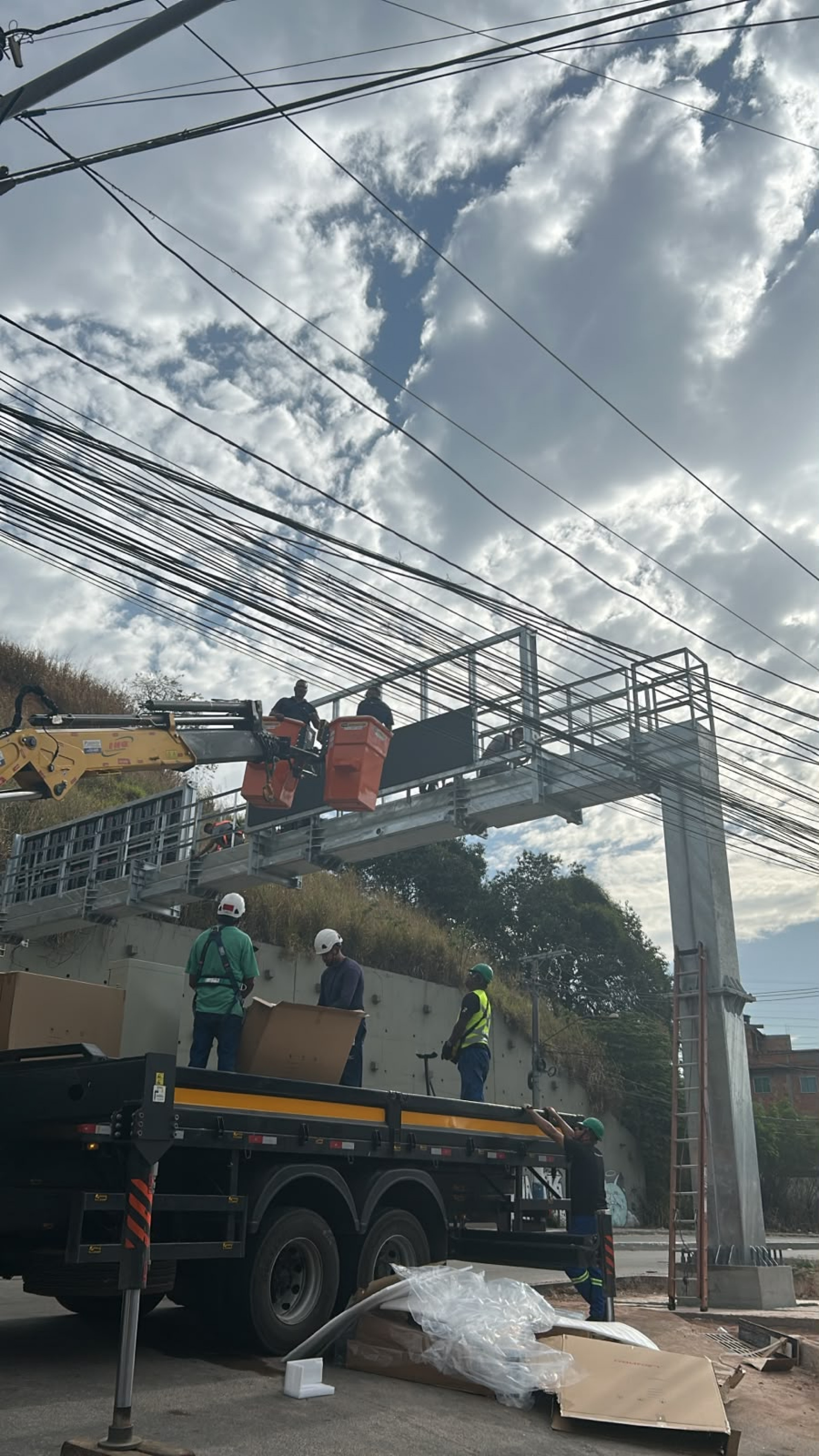 Muralha Digital é instalada no limite de Caxias com Belford Roxo