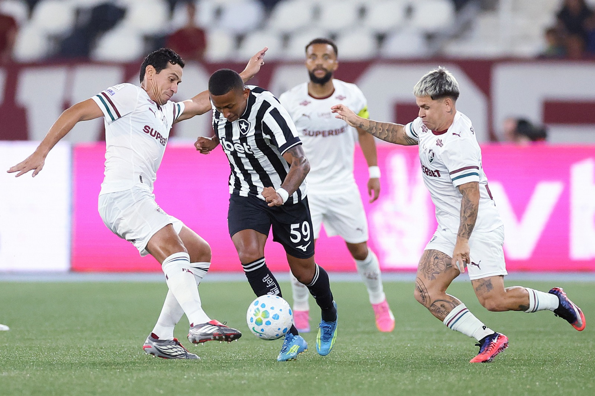 Kauan Toledo tentando escapar de marcação - Vítor Silva / Botafogo