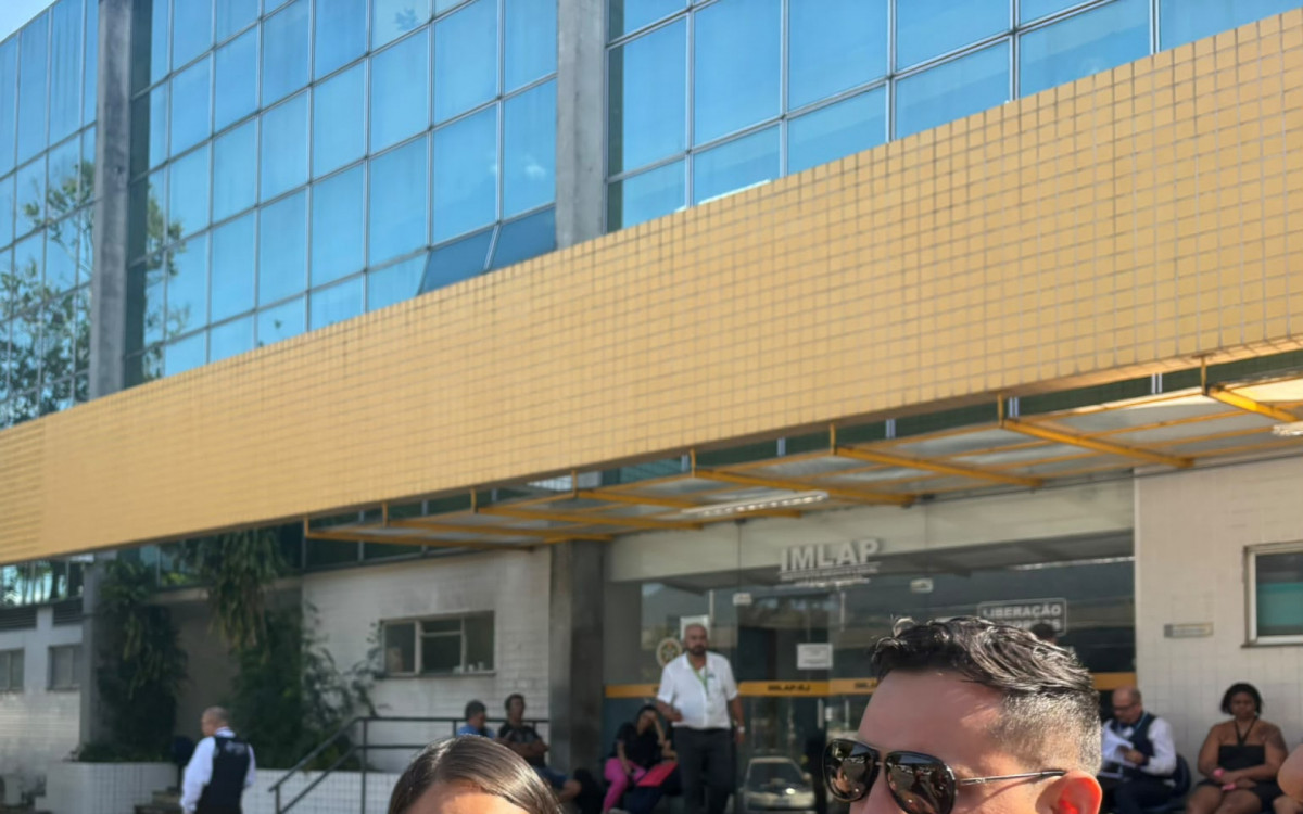Victor Manrique (&agrave; direita) lamentou a perda de tr&ecirc;s parentes