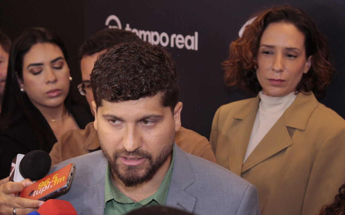 O candidato pelo PSOL, William Siri e a candidata ao senado, Mônica Benício após o Debate das Eleições 2026 