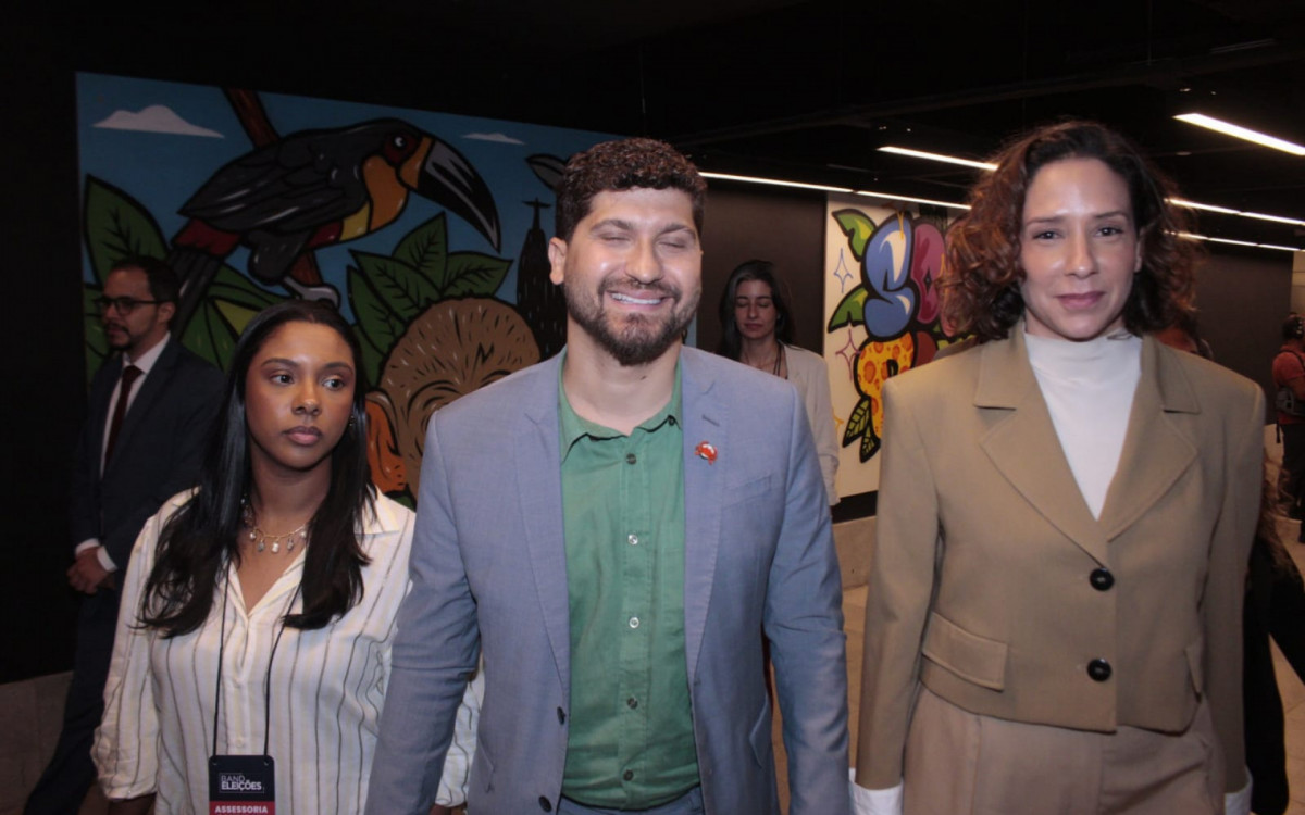 O candidato pelo PSOL, William Siri e a candidata ao senado, Mônica Benício após o Debate das Eleições 2026 
