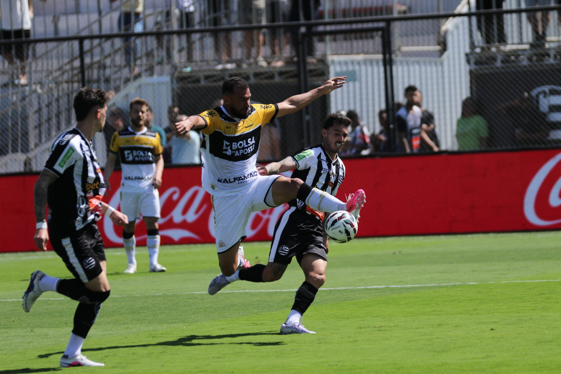 Athletic freia l&iacute;der Crici&uacute;ma em casa e se aproxima do G6 da S&eacute;rie B