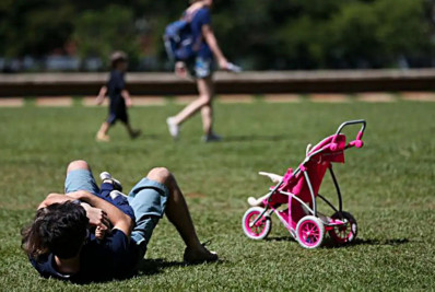 Pais estão menos presentes na criação de filhos, aponta estudo