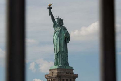 Mãe e bebê morrem após lancha virar perto da Estátua da Liberdade