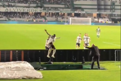 Vídeo! Jogador cai em túnel durante comemoração e gol é anulado
