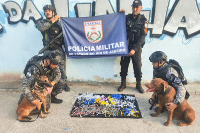 Cães do BAC encontram drogas escondidas em escombros durante patrulhamento em comunidade de Macaé