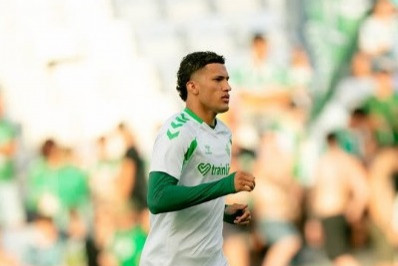 Vasco ainda não desistiu da contratação de Nelson Deossa