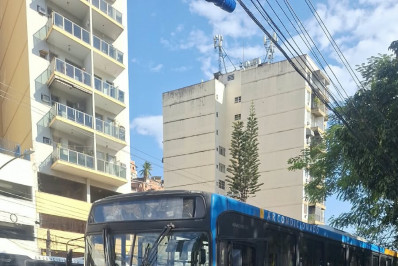 Viatura da UPP do Lins colide com ônibus no Grajaú