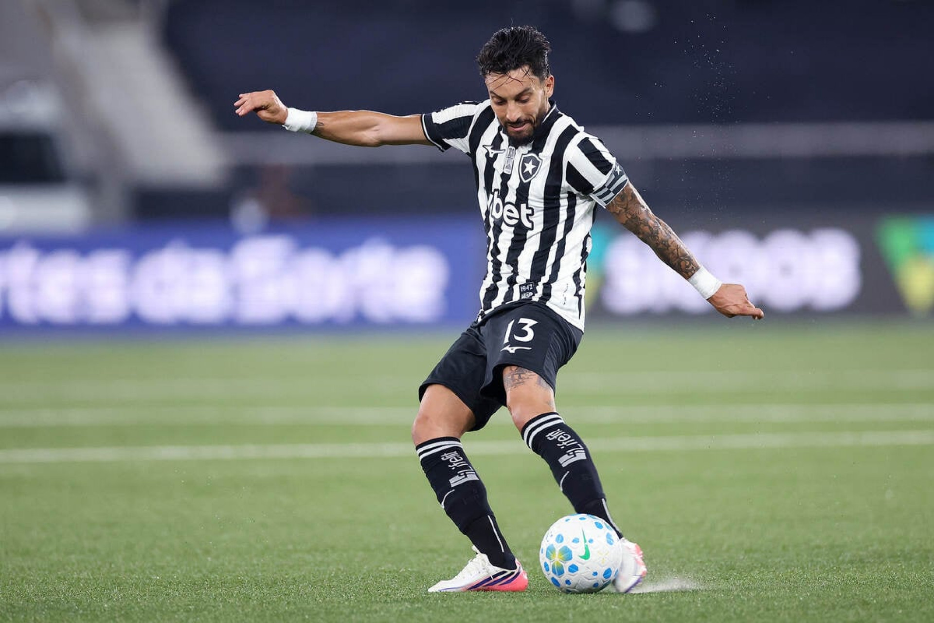 Alex Telles celebra renova&ccedil;&atilde;o e gol de falta em Botafogo x Fluminense