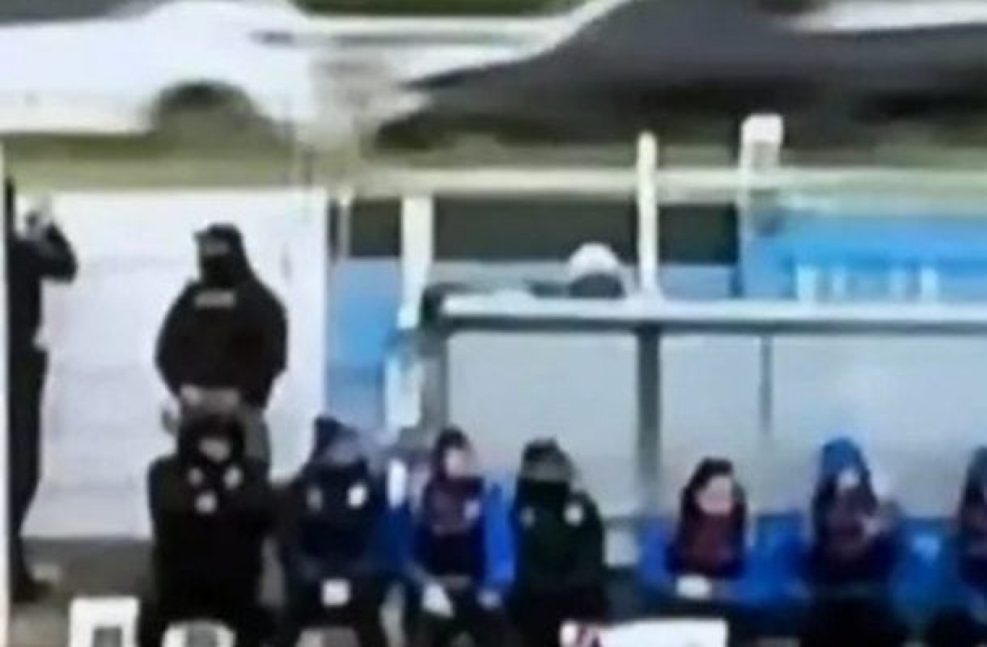 Jogada defensiva manda bola para estrada e gera acidente; assista