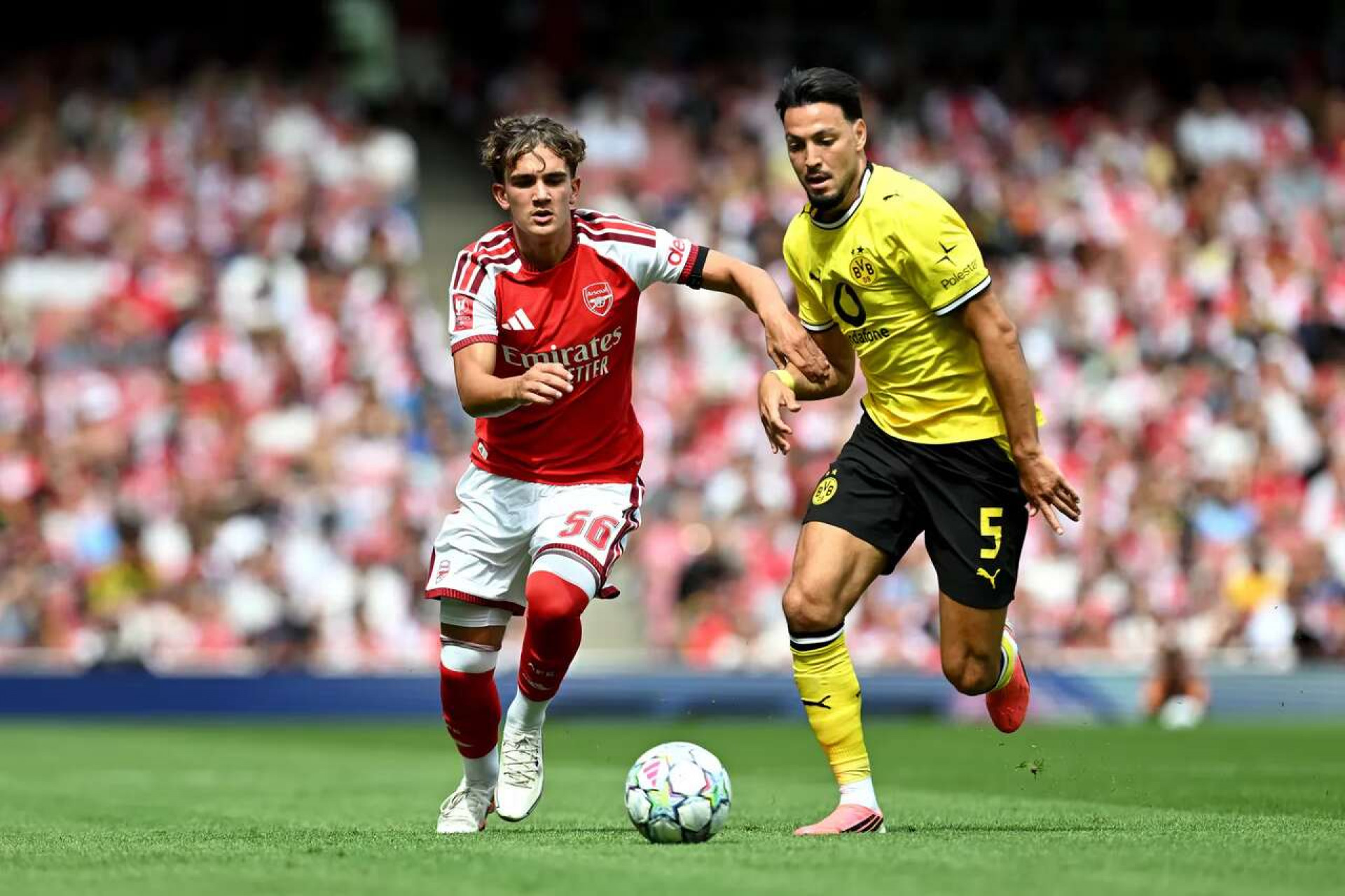 Arsenal sofre nova derrota e Dortmund vence a Emirates Cup