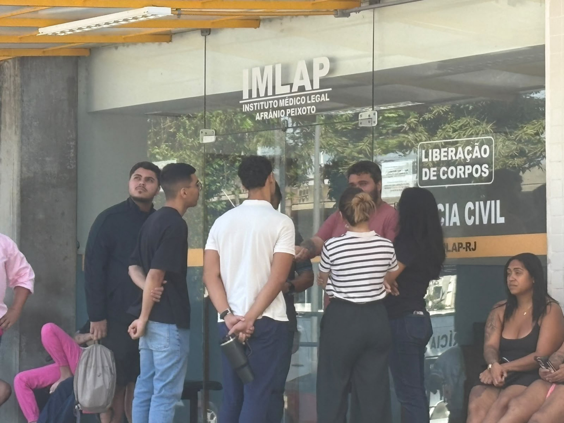 Familiares e amigos do piloto Alessandro Rocha estiveram no IML neste domingo (9) - Fred Vidal / Agência O Dia