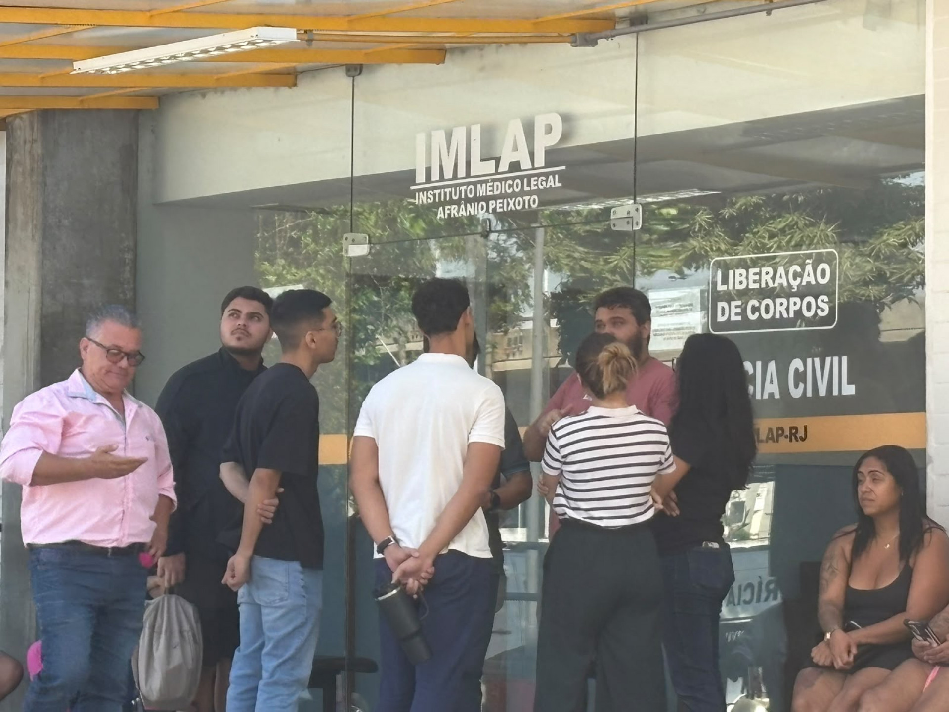 Familiares e amigos do piloto Alessandro Rocha estiveram no IML neste domingo (9) - Fred Vidal / Agência O Dia