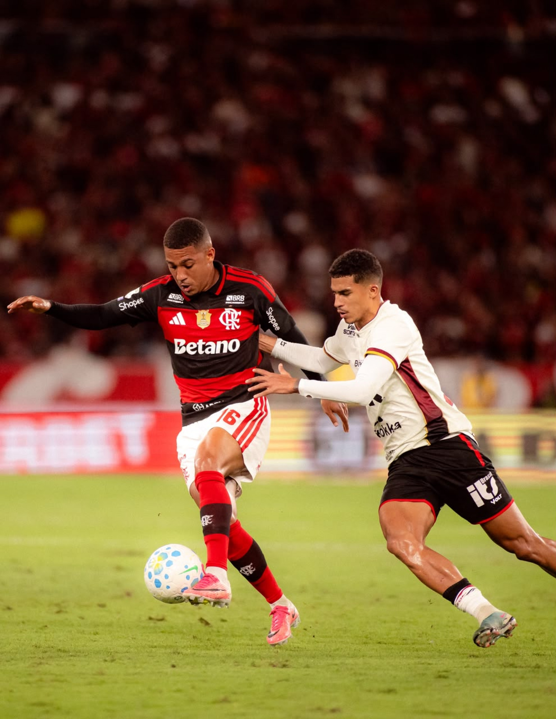 Samue Lino conduz bola contra marcador do Vitória - Adriano Fontes / Flamengo