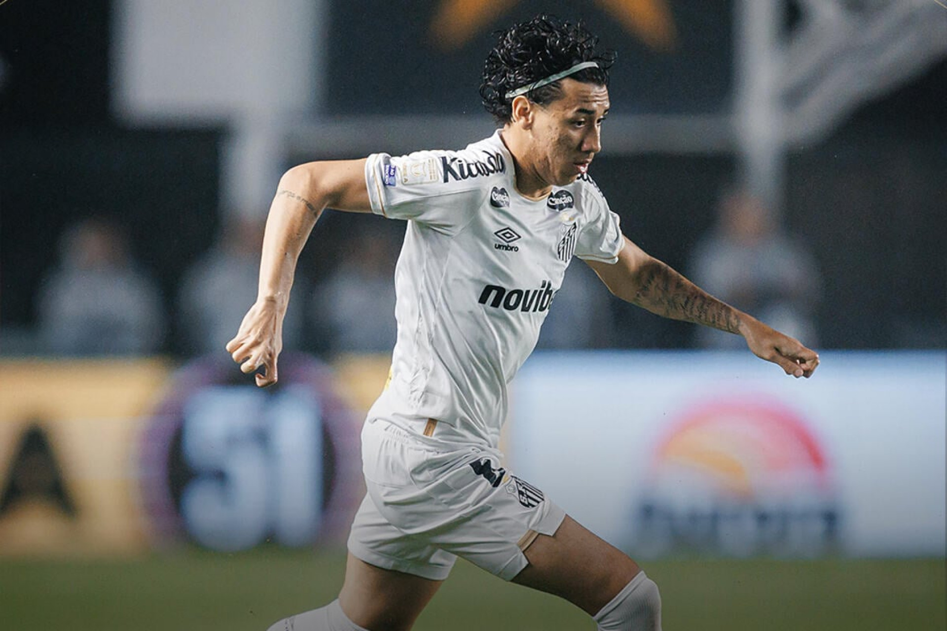 Viveros decide, Athletico bate o Santos e diminui dist&acirc;ncia para o Palmeiras