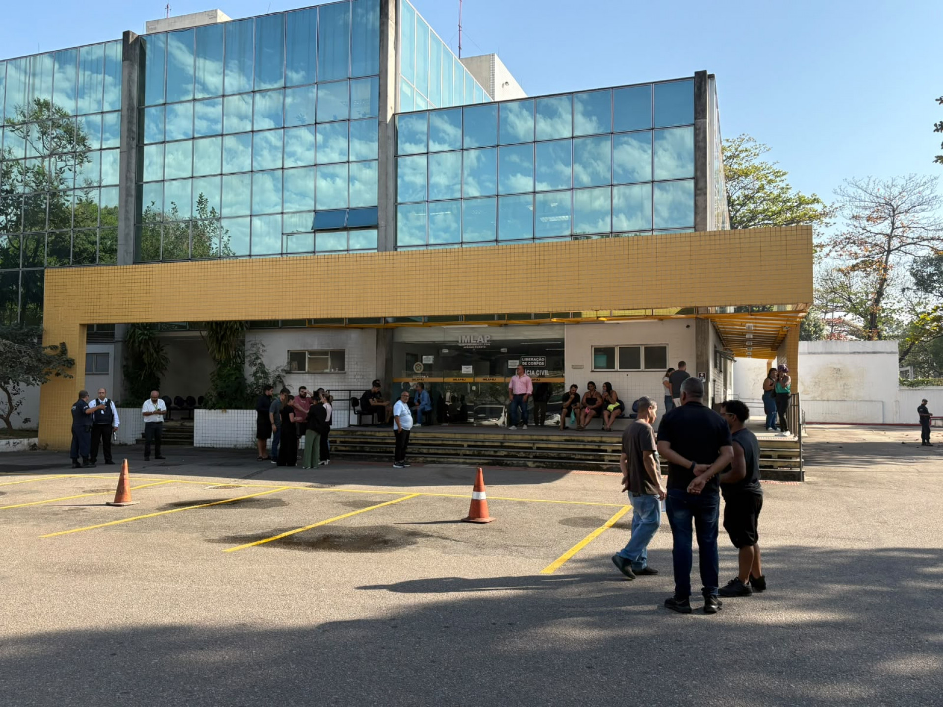 Corpos estão no Instituto Médico Legal (IML) Afrânio Peixoto, no Centro - Fred Vidal / Agência O Dia