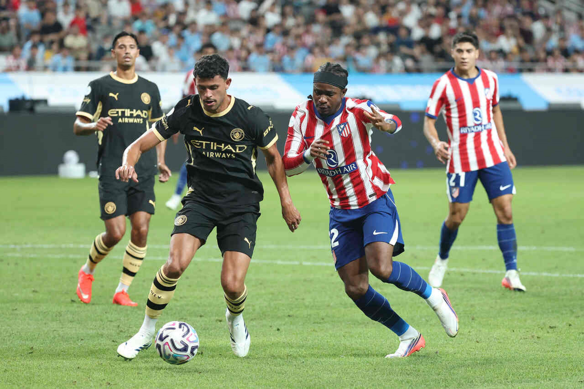 Com doblete de Marmoush, City bate Atl&eacute;tico de Madrid em amistoso