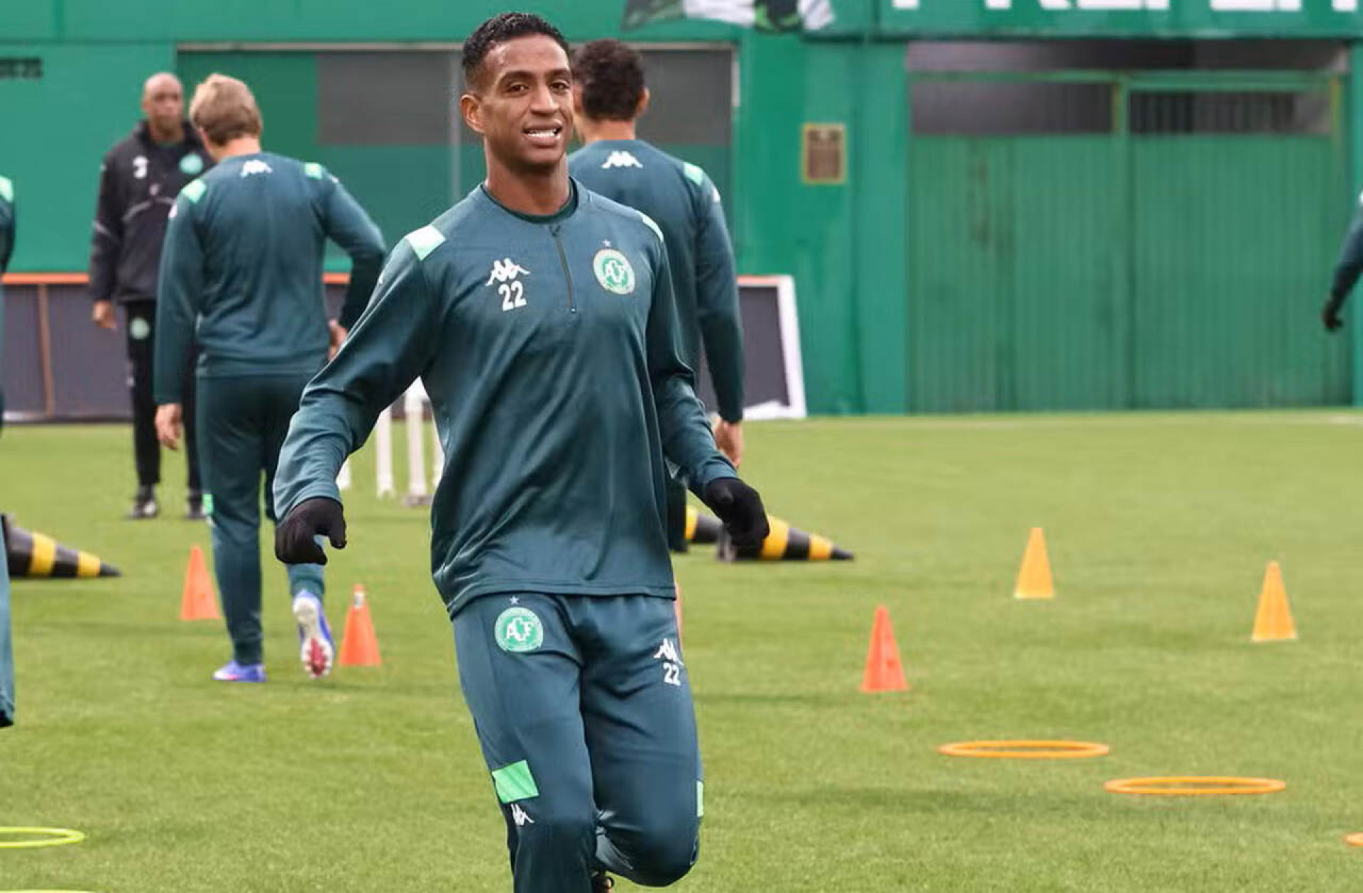 Jogador da Chapecoense sofre m&uacute;ltiplas fraturas e passa por cirurgia