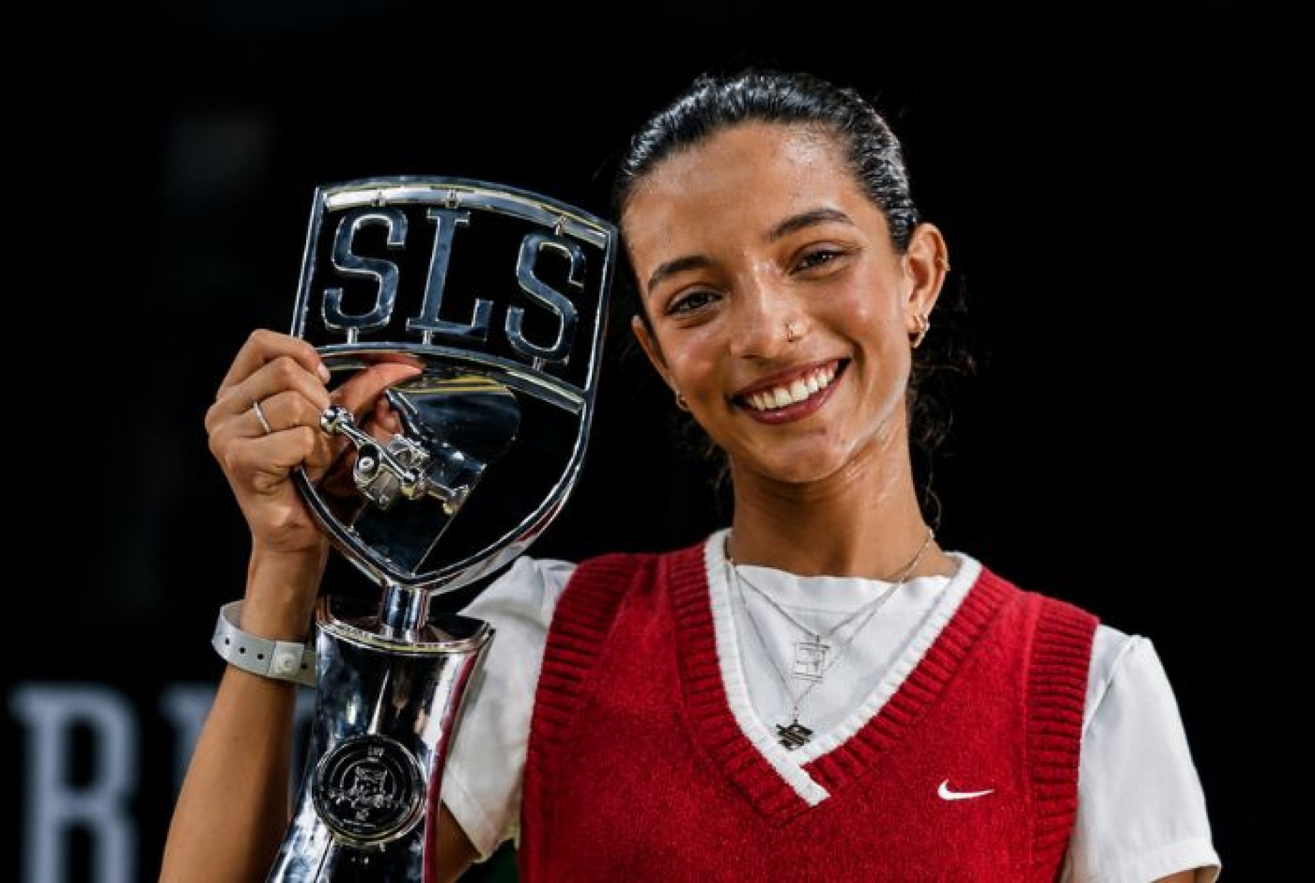 Rayssa Leal posa com trof&eacute;u do SLS Rio Takeover