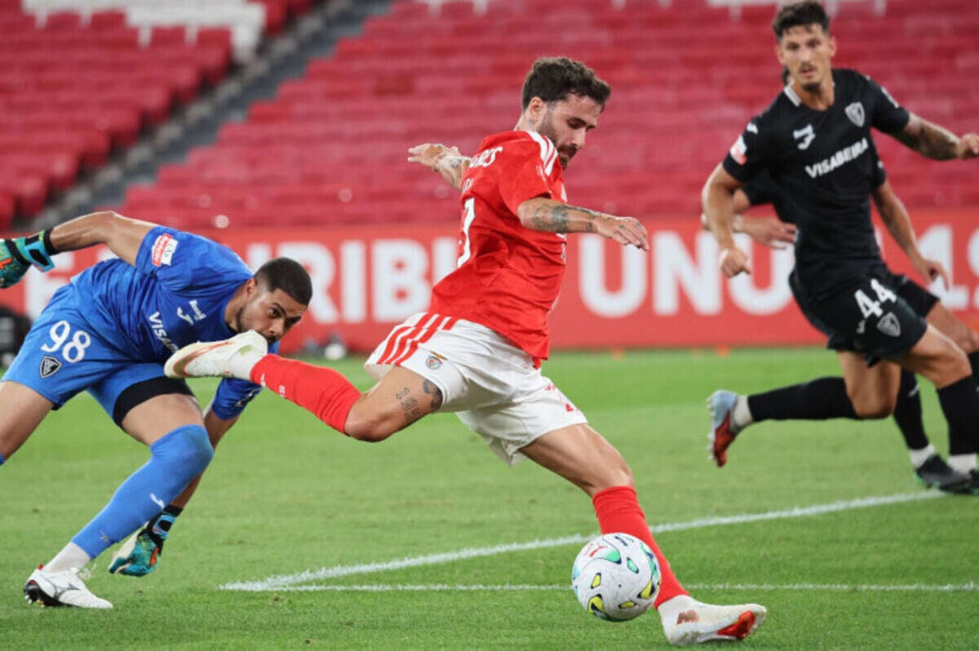 Benfica cede empate ao Acad&eacute;mico de Viseu em estreia no Portugu&ecirc;s