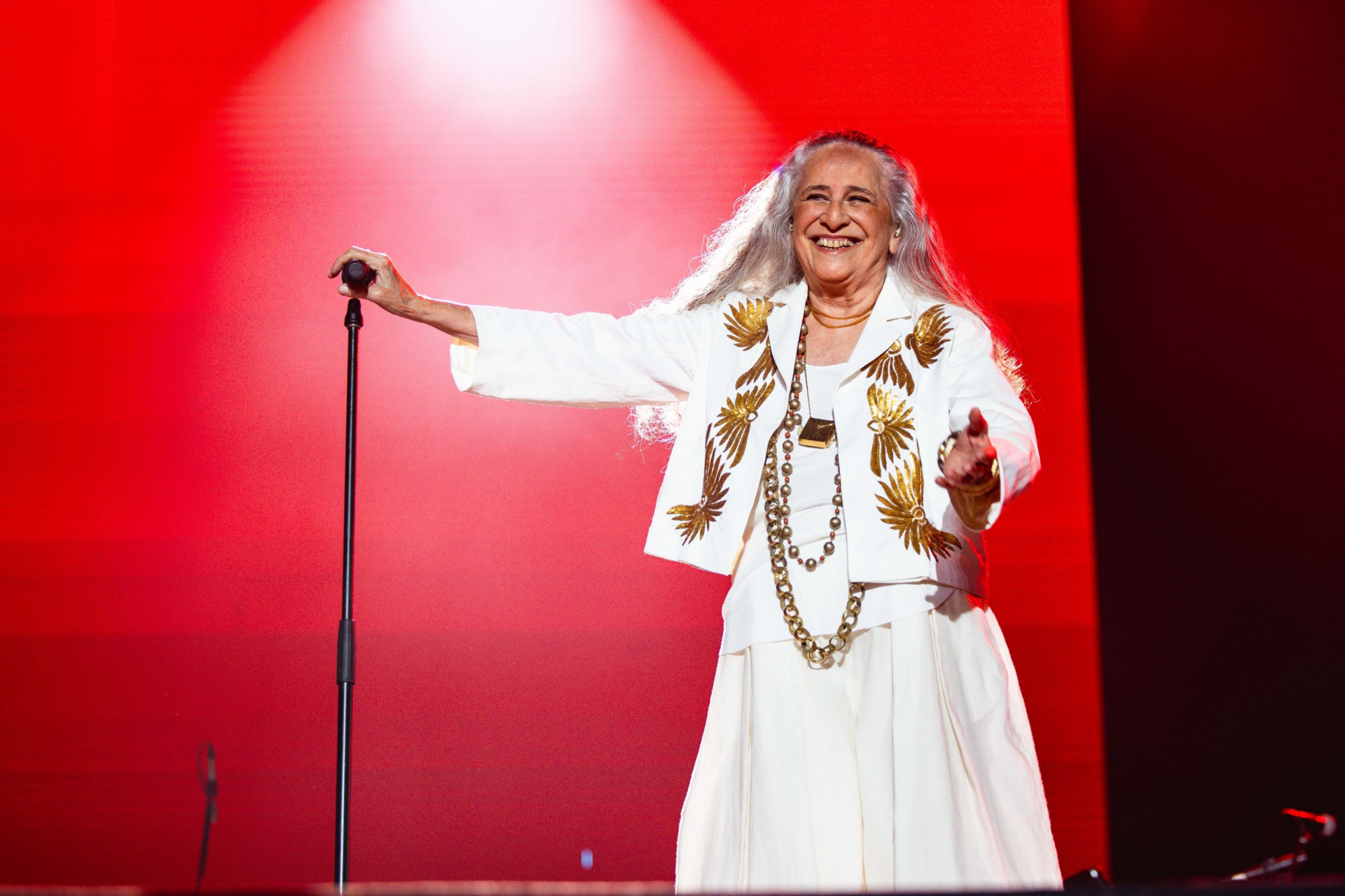 Maria Bethânia entrou no palco ao som de 'Falsa Baiana' - Reprodução/Instagram - Doce Maravilha