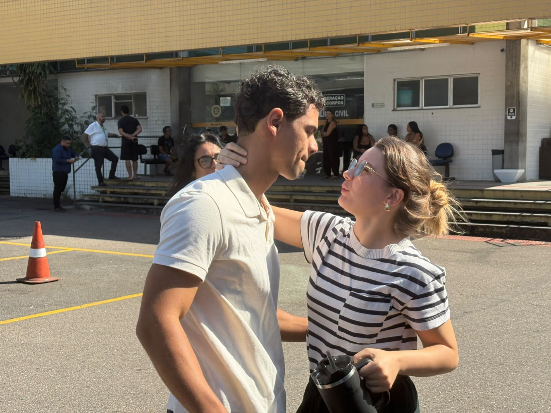 Sven Rocha, filho do piloto que morreu em queda de helicóptero, é amparado pela companheira - Fred Vidal / Agência O Dia