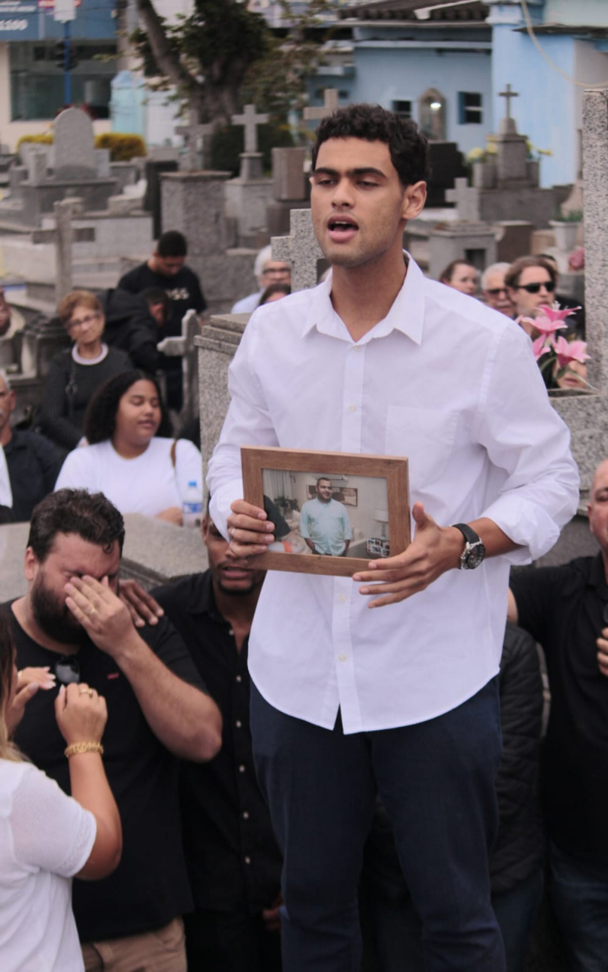 Familiares e amigos do comandante Alessandro Rocha, durante o sepultamento no cemitério municipal de São Gonçalo nesta segunda - Carlos Elias Junior/ Agência O Dia