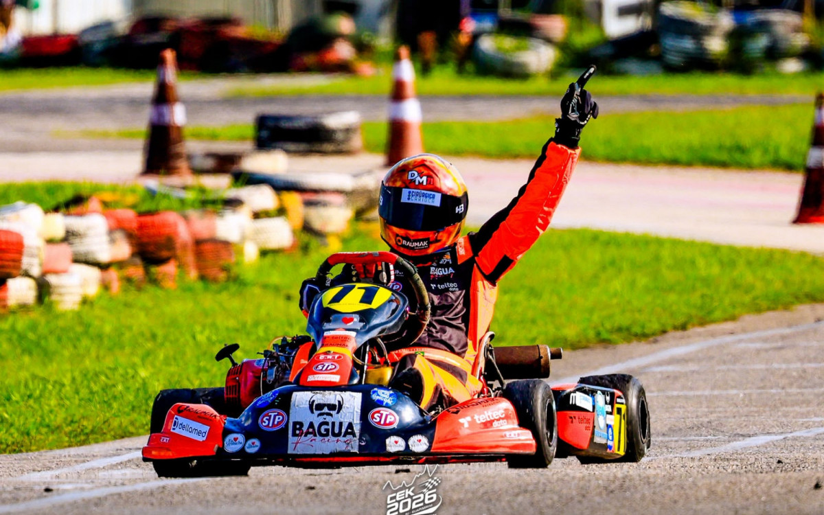 Douglas Mattos é o primeiro piloto de kart com paralisia cerebral a pilotar sem adaptação