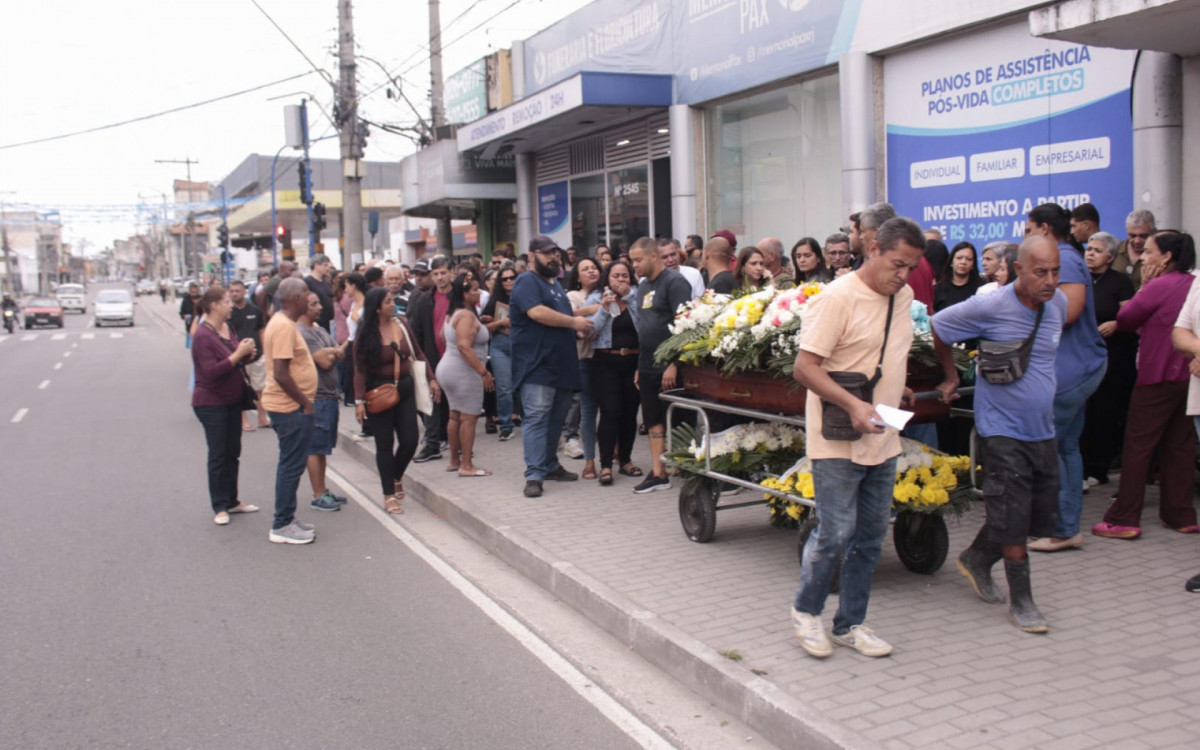 Familiares e amigos do comandante Alessandro Rocha, durante o sepultamento no cemitério municipal de São Gonçalo nesta segunda - Carlos Elias Junior/ Agência O Dia