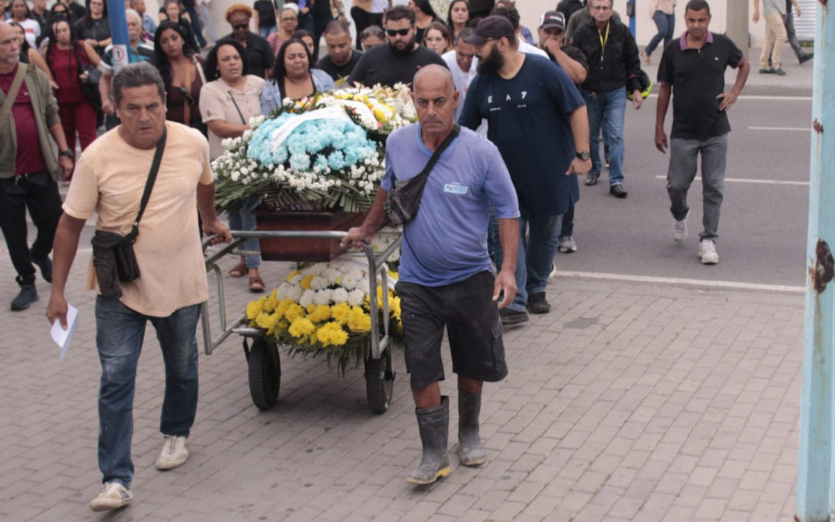 Familiares e amigos do comandante Alessandro Rocha, durante o sepultamento no cemitério municipal de São Gonçalo nesta segunda - Carlos Elias Junior/ Agência O Dia