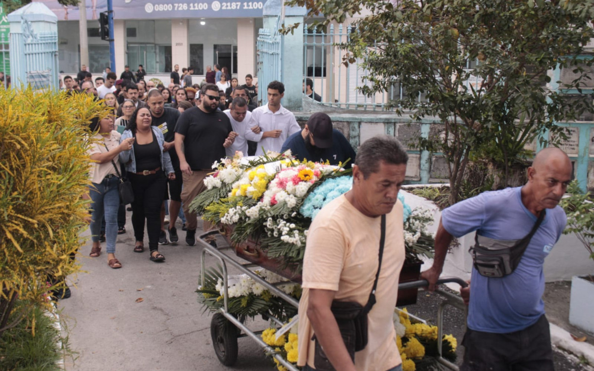 Familiares e amigos do comandante Alessandro Rocha, durante o sepultamento no cemitério municipal de São Gonçalo nesta segunda - Carlos Elias Junior/ Agência O Dia