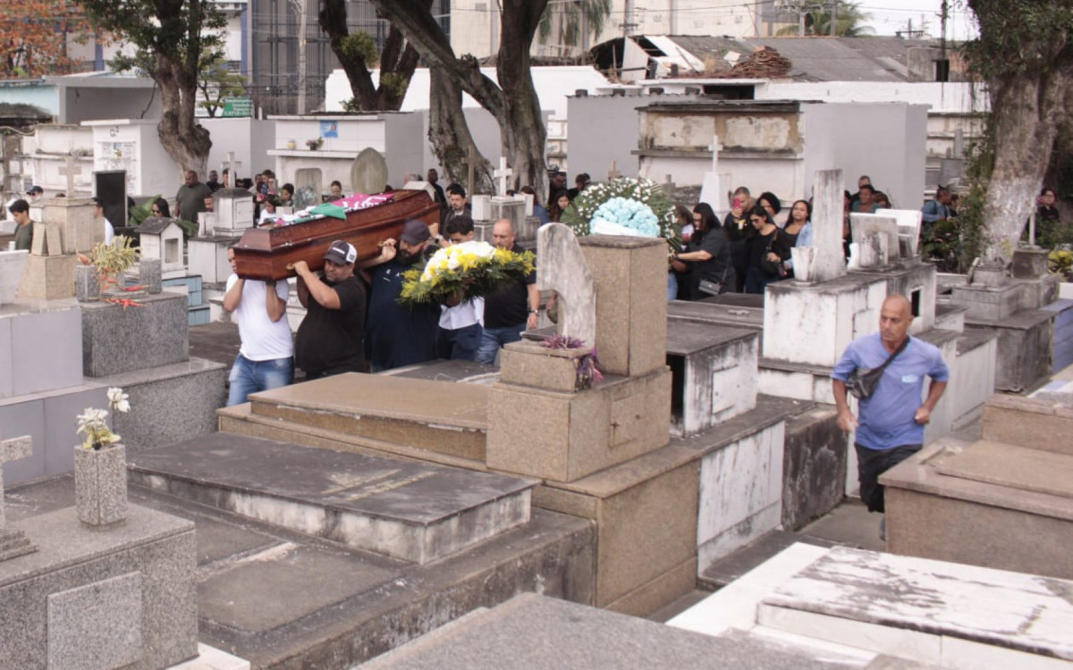 Familiares e amigos do comandante Alessandro Rocha, durante o sepultamento no cemitério municipal de São Gonçalo nesta segunda - Carlos Elias Junior/ Agência O Dia