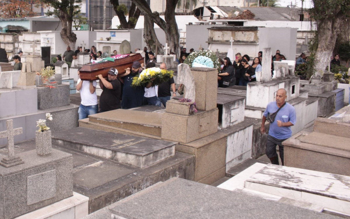 Familiares e amigos do comandante Alessandro Rocha, durante o sepultamento no cemitério municipal de São Gonçalo nesta segunda - Carlos Elias Junior/ Agência O Dia