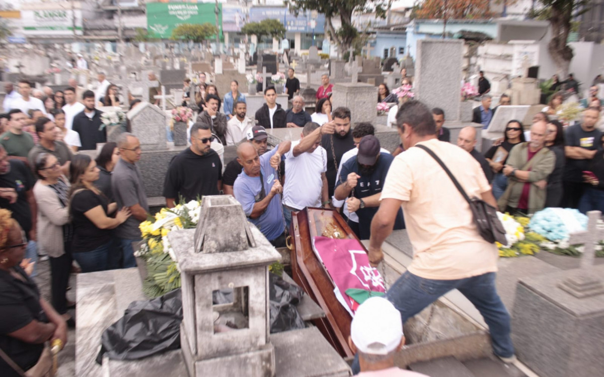 Familiares e amigos do comandante Alessandro Rocha, durante o sepultamento no cemitério municipal de São Gonçalo nesta segunda - Carlos Elias Junior/ Agência O Dia