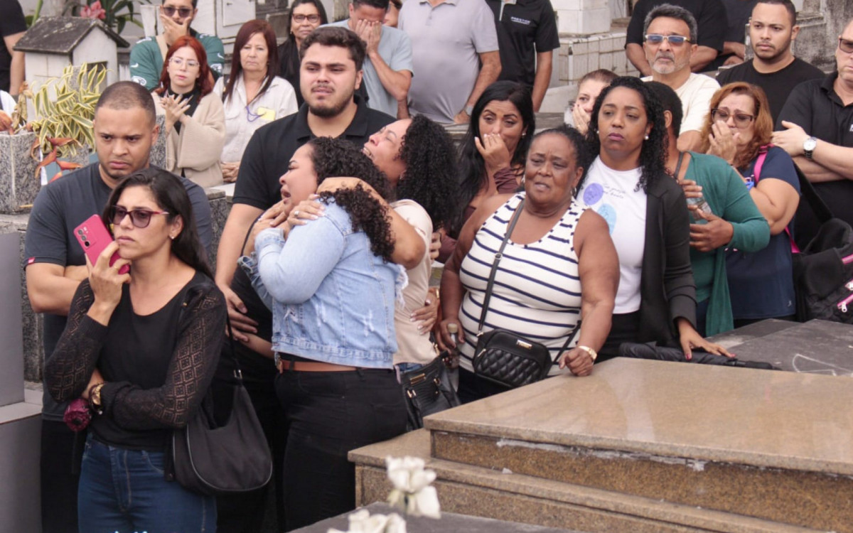 Familiares e amigos do comandante Alessandro Rocha, durante o sepultamento no cemitério municipal de São Gonçalo nesta segunda - Carlos Elias Junior/ Agência O Dia
