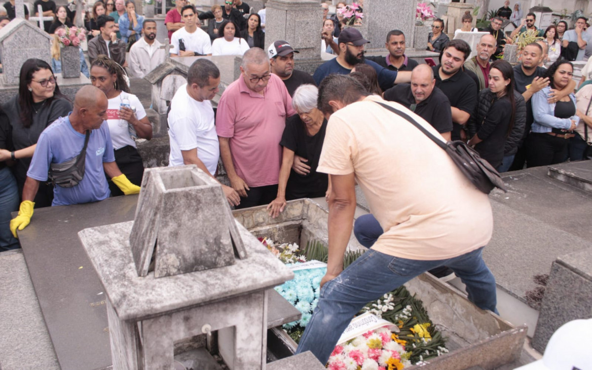Familiares e amigos do comandante Alessandro Rocha, durante o sepultamento no cemitério municipal de São Gonçalo nesta segunda - Carlos Elias Junior/ Agência O Dia