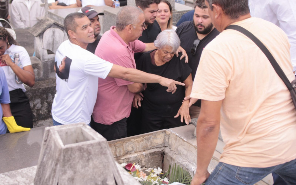 Familiares e amigos do comandante Alessandro Rocha, durante o sepultamento no cemitério municipal de São Gonçalo nesta segunda - Carlos Elias Junior/ Agência O Dia