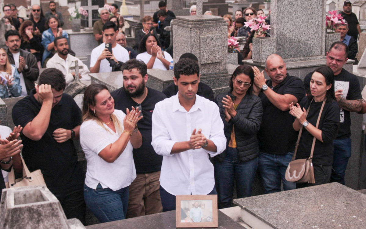 Familiares e amigos do comandante Alessandro Rocha, durante o sepultamento no cemitério municipal de São Gonçalo nesta segunda - Carlos Elias Junior/ Agência O Dia