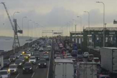 Acidente entre carro e moto deixa motociclista ferido e provoca retenções na Ponte Rio-Niterói