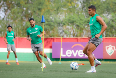 Thiago Silva treina com companheiros e pode ser surpresa nesta terça