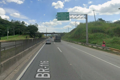 Acidente envolvendo caminhão interdita Via Dutra