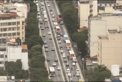 Acidente com moto deixa dois feridos no Rio Comprido