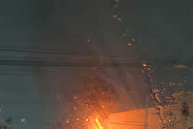 Incêndio em poste provoca interrupção de energia no Centro de Niterói