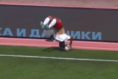 Zagueiro concede assistência após cambalhota em lateral; confira