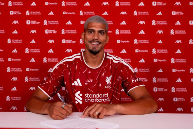 Liverpool anuncia zagueiro do Barcelona por empréstimo