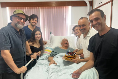 Em leito hospitalar, Mauro Mendonça posa sorridente ao lado da família