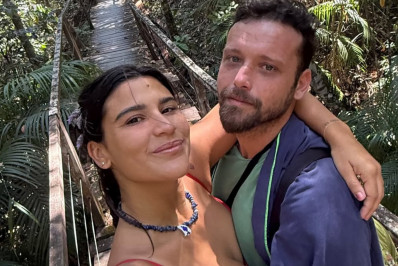 Giulia Costa posa agarradinha com novo namorado 
